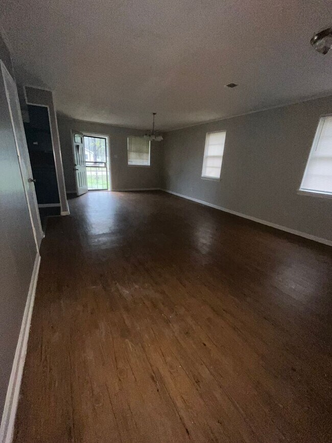 Foto del edificio - Renovated house in quite Neighborhood