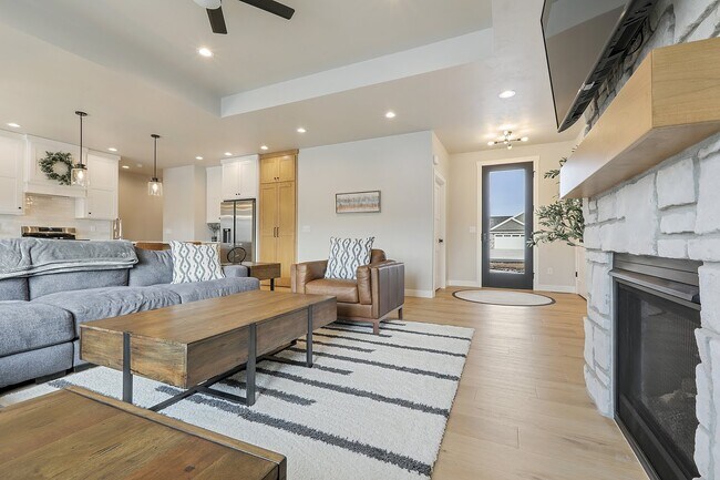 Living Room 3 - 2221 Rowling Rd