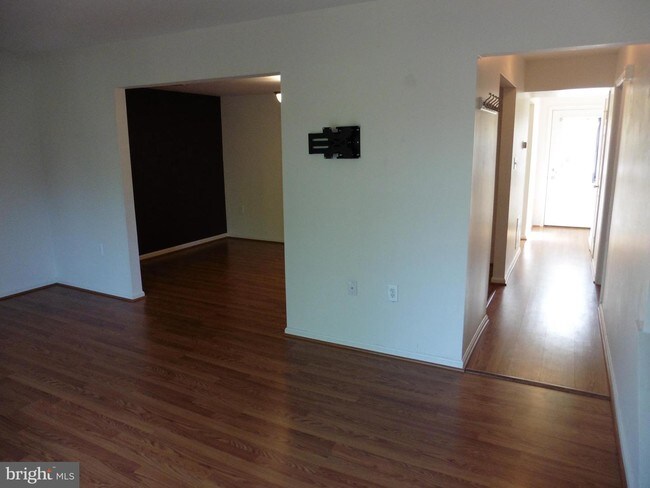 Building Photo - 163 Meadows Ln NE