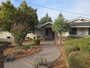 Building Photo - 2994 Roundhill Rd
