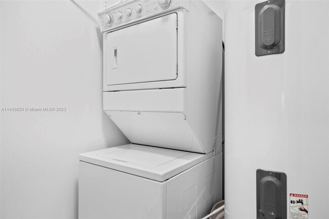 Building Photo - 1425 Brickell Ave