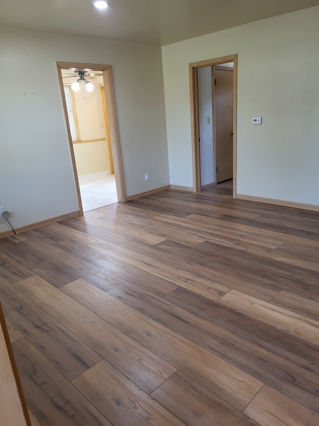 Laminate hardwood floors in living room - 1411 S Duluth Ave