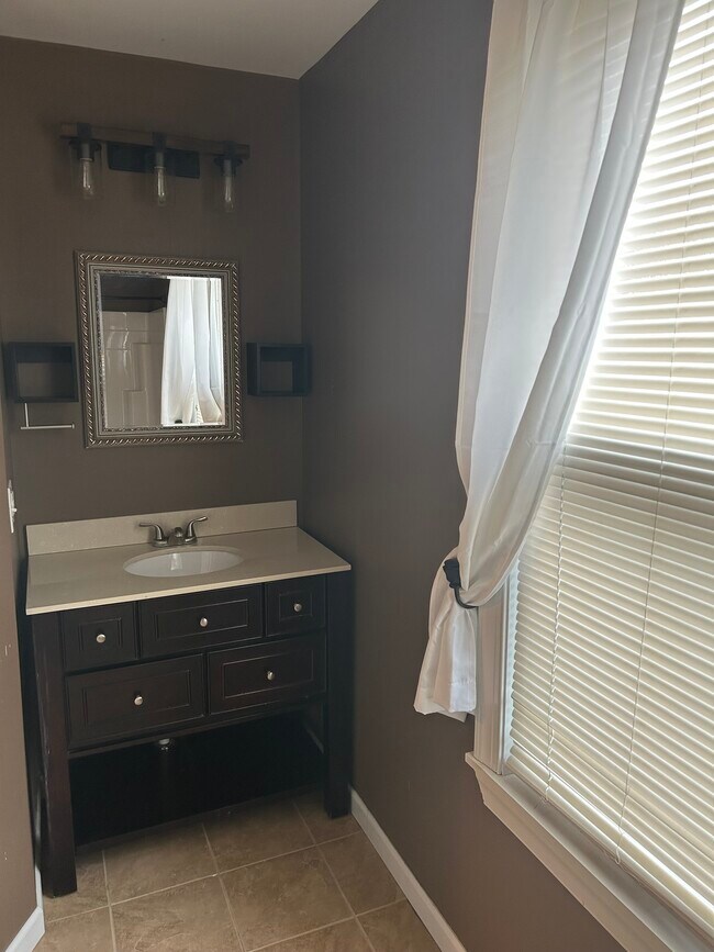 Baño completo en la planta superior - 68 High St