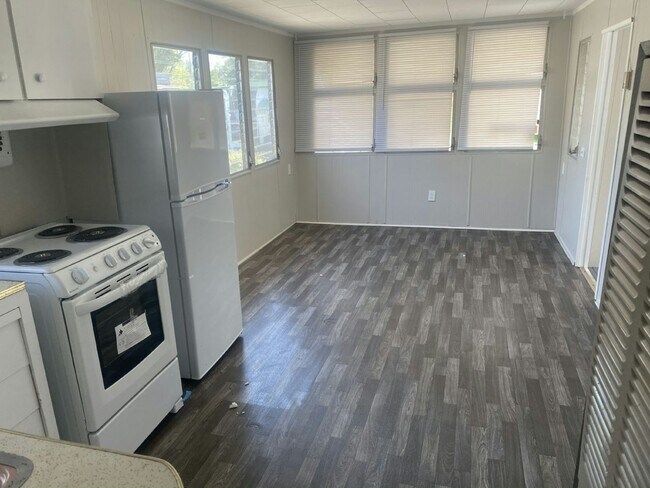 Building Photo - 10 Circle Dr