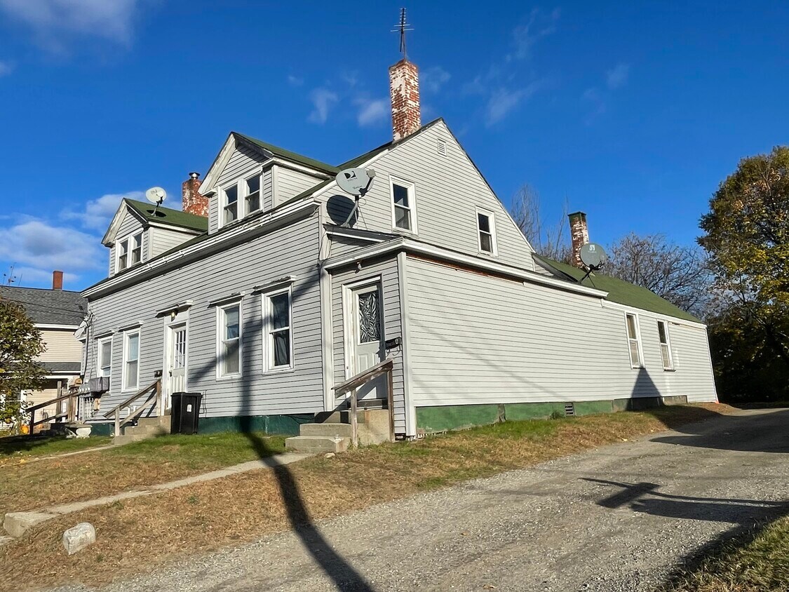 12 Royal St Unit c, Winthrop, ME 04364 Apartments in Winthrop, ME