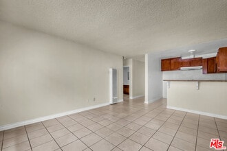 Building Photo - 1095 W 39th St