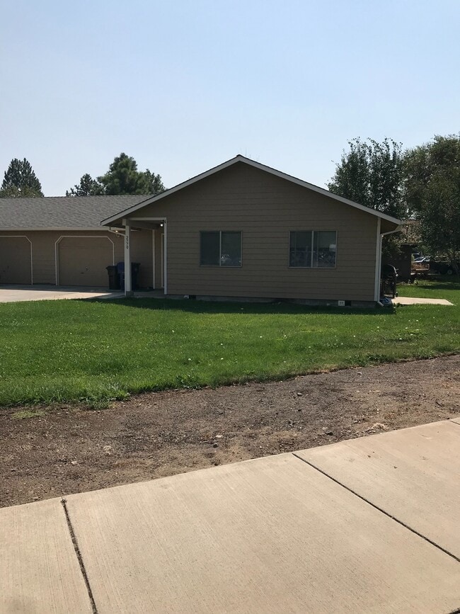 Building Photo - 2770 SW Volcano Ct
