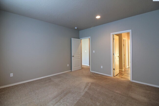 Foto del edificio - 3 Bed/2 Bath West Pasco Rambler