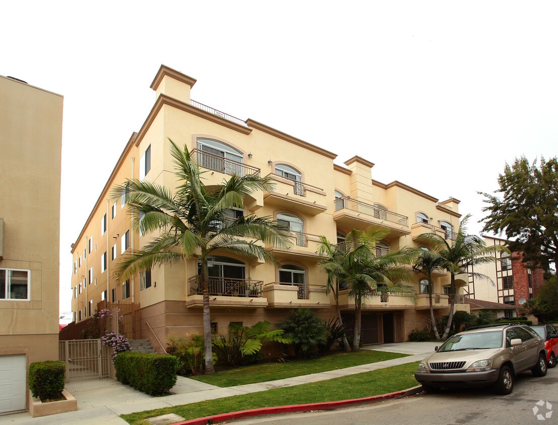 Primary Photo - 2121 S Bentley Ave