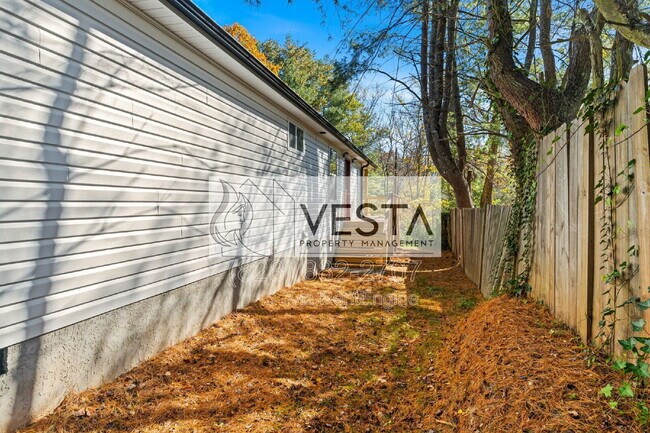 Building Photo - 44 Rosemary Rd