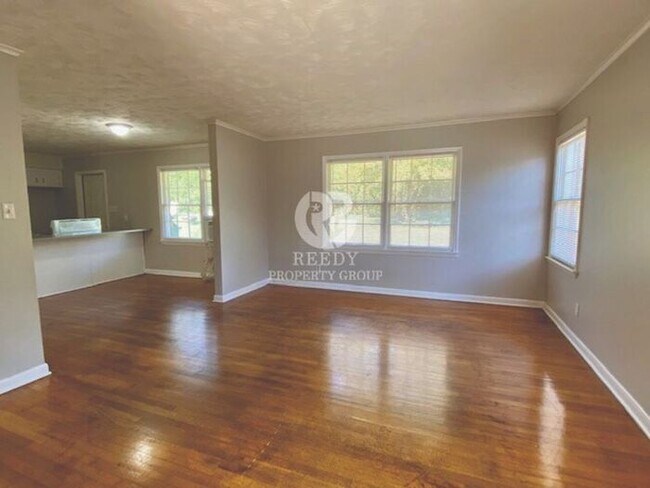 Building Photo - 2 bed / 1 bath duplex with OPEN floor plan