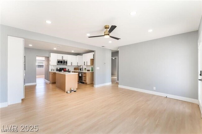 Building Photo - 915 Melrose Dr