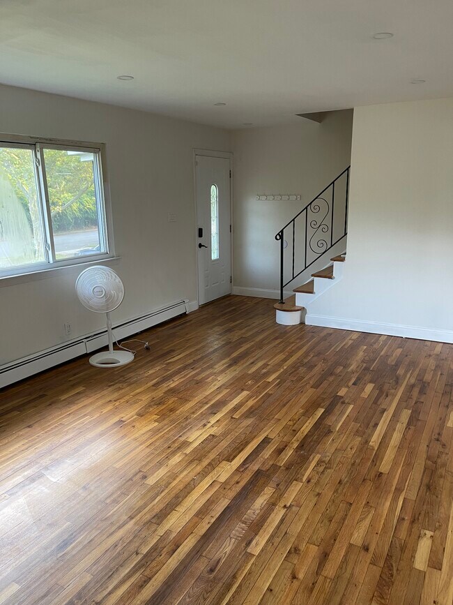 Living room - 91 Washington St