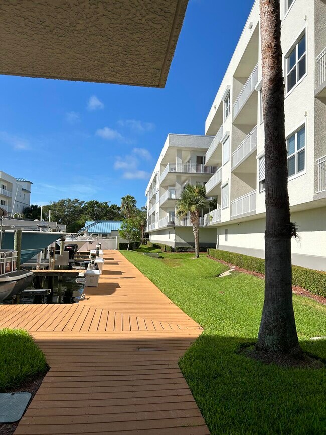 Foto del edificio - 540 S Banana River Dr