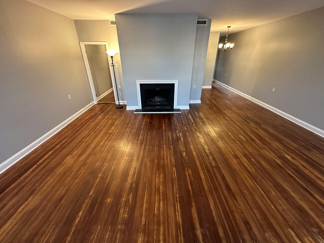 Great Room (Hardwood) - 802 S Broadway