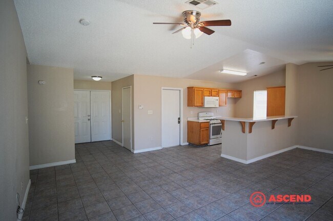 Foto del edificio - Three Bedroom Home in South Bakersfield!