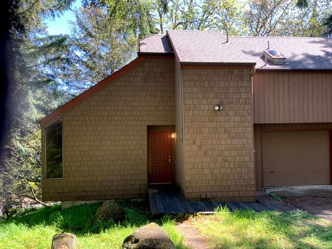 Two Bedroom Duplex in South Hills Area - Two Bedroom Duplex in South Hills Area Apartment