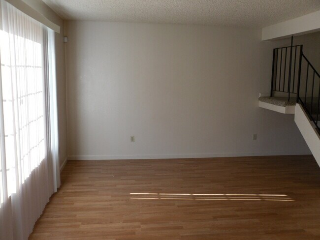 Foto del edificio - CONDO READY FOR MOVE IN!
