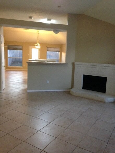 Building Photo - 2201 Silverthorn Ln