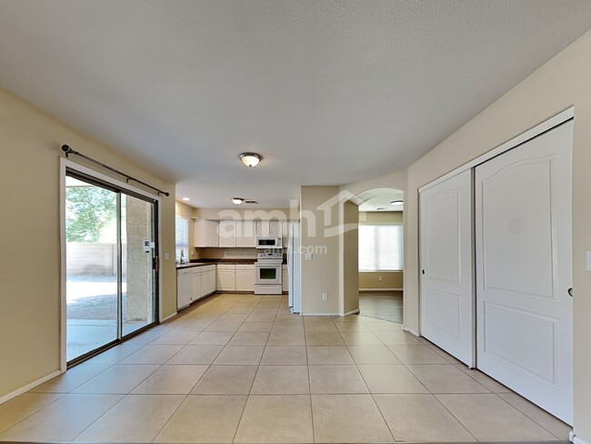 Foto del edificio - 2871 S 160th Ln