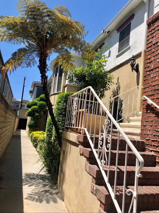 Foto del edificio - 10942 Moorpark St