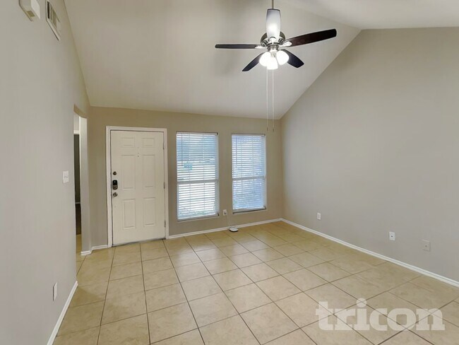 Foto del edificio - 2311 Shady Birch Dr