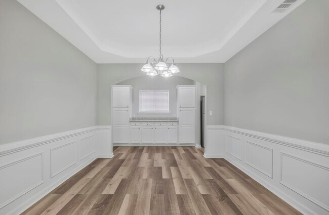 Building Photo - 5531 Village Trce