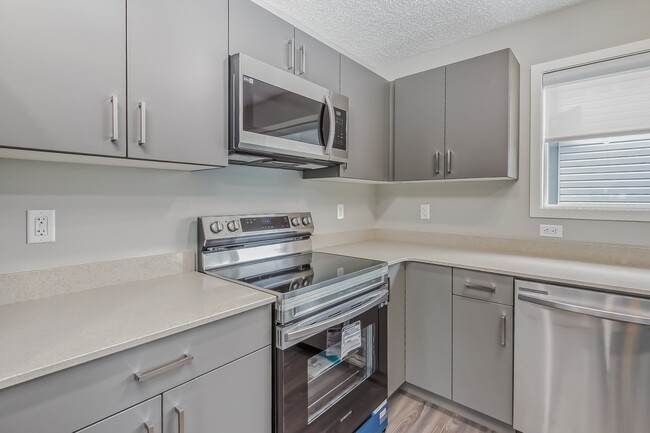 Photo du bâtiment - 15675-15618 18 Ave SW