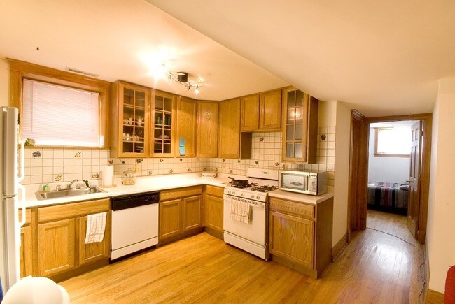 Foto del edificio - 3810 N Greenview Ave