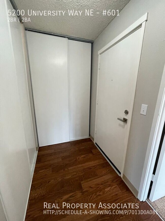 Building Photo - ***VIEW VIEW VIEW*** TOP FLOOR Corner S. F...