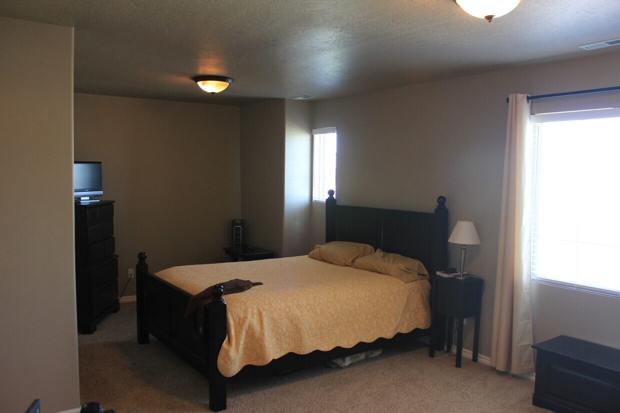 Foto principal - Spacious 3 Bedroom In Stansbury Park- Show...