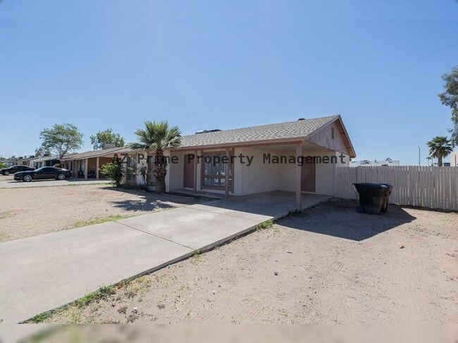 Foto del edificio - 8821 W Sahuaro Dr