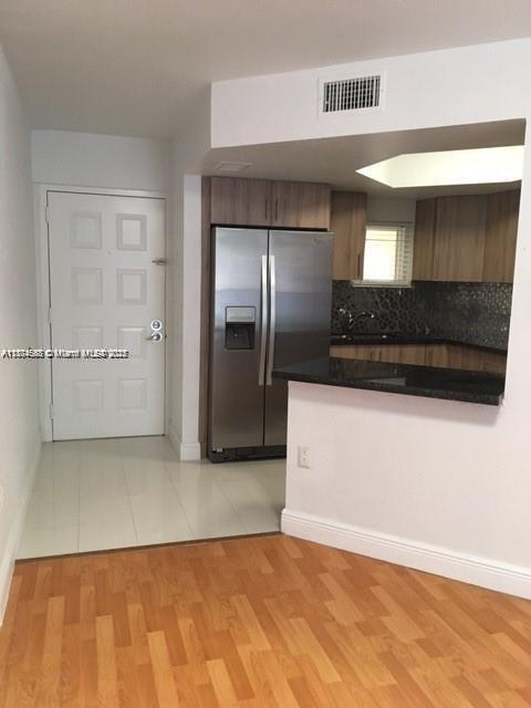 Foto del edificio - 8205 Lake Dr
