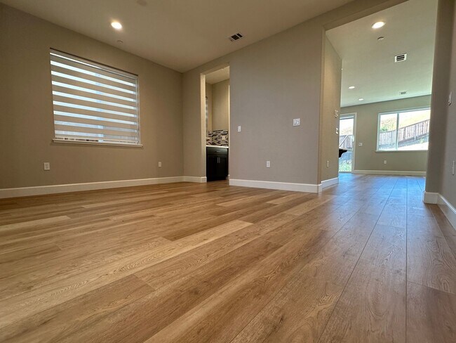 Foto del edificio - Beautiful Newer 5 Bedroom, 4 Bath in the h...