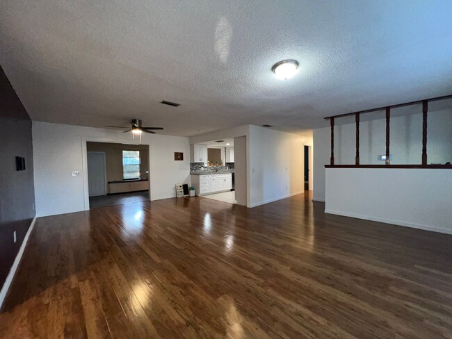 Building Photo - Available Now! Spacious 3 Bedroom 2 Bath o...