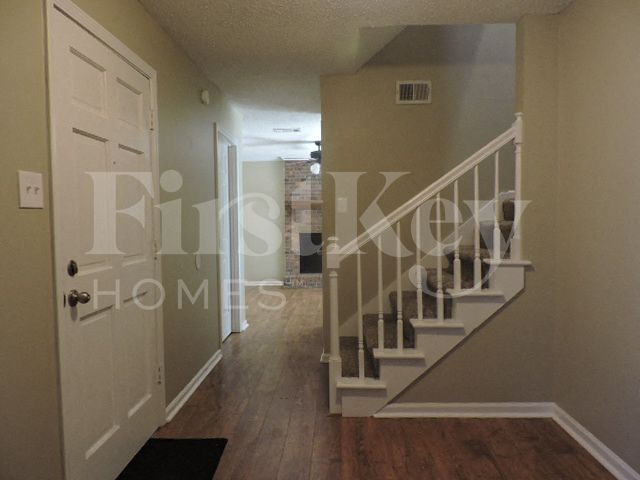 Foto del edificio - 8601 Thorncliff Fairway