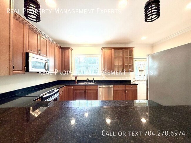Building Photo - 319 Woodvale Pl