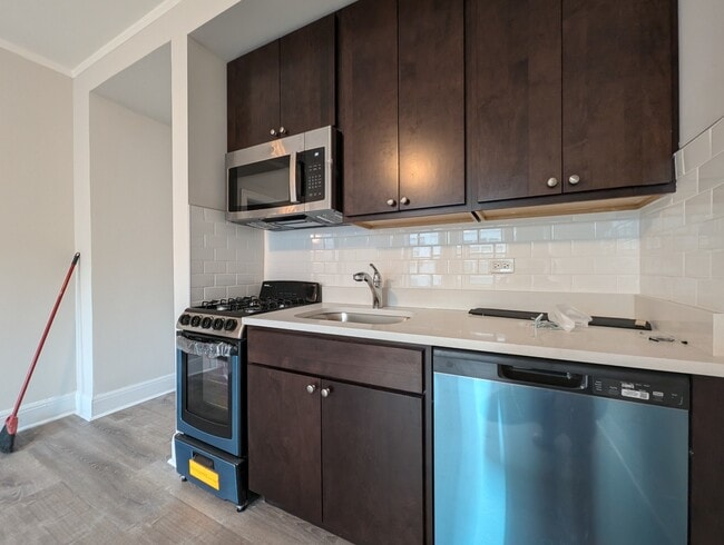 Building Photo - 3335 W Diversey Ave