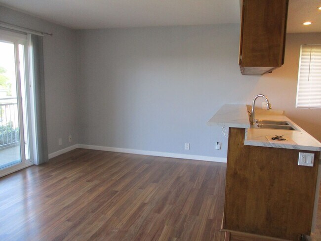 Building Photo - Desirable & Spacious Pt Loma Fully Updated 1 BDR 1 BA Apartment