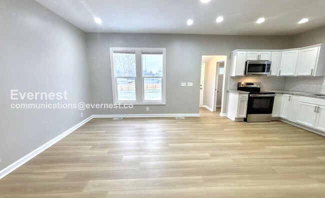 Building Photo - 3 Bed/1.5 Bath Home with Fenced Yard / Pet-Friendly / Available Now!