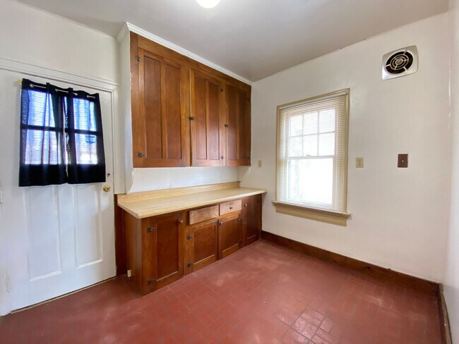 Building Photo - Fernwood House MOVE IN SPECIAL -- **$100 G...