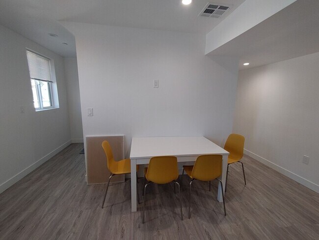 Foto del edificio - Private Bedroom w Personal Bathroom & Shower, shared student-oriented space