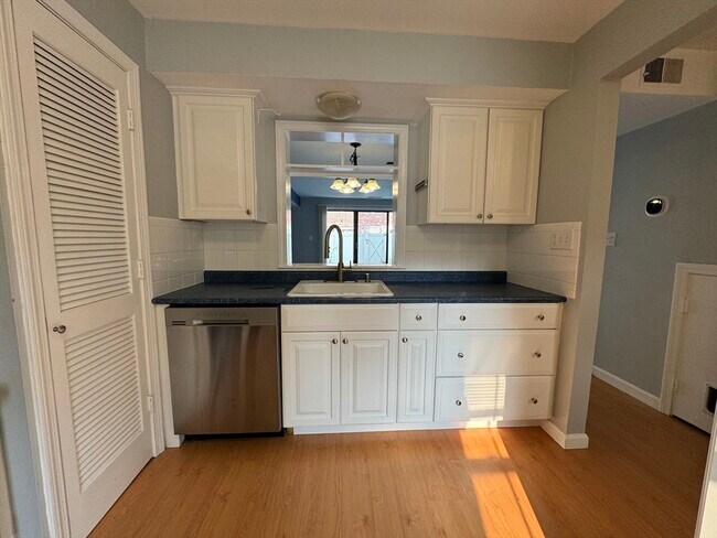 Building Photo - 1705 Windsor Dr N