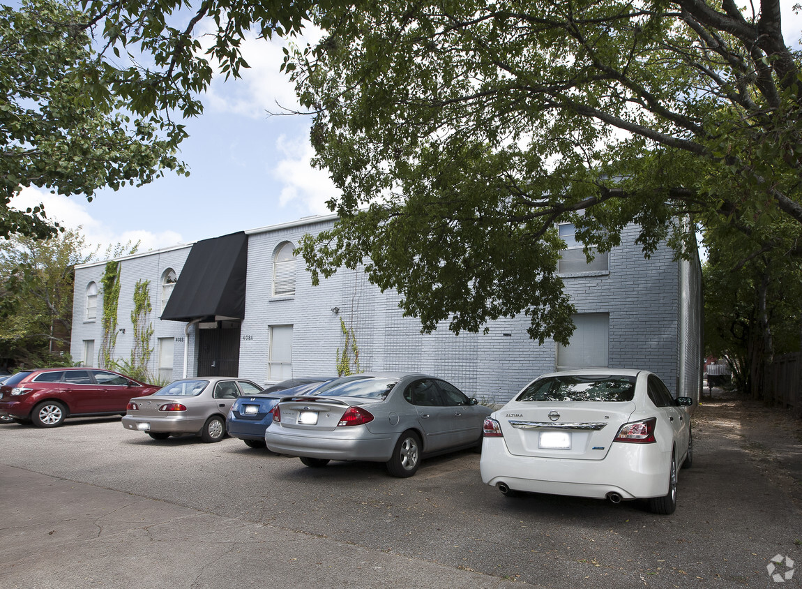Building Photo - Peppertree Apartments