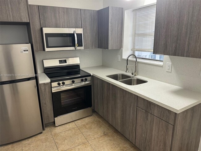 Foto del edificio - $1,875MONTHLY;2029 PIERCE ST #3 HOLLYWOOD, FL