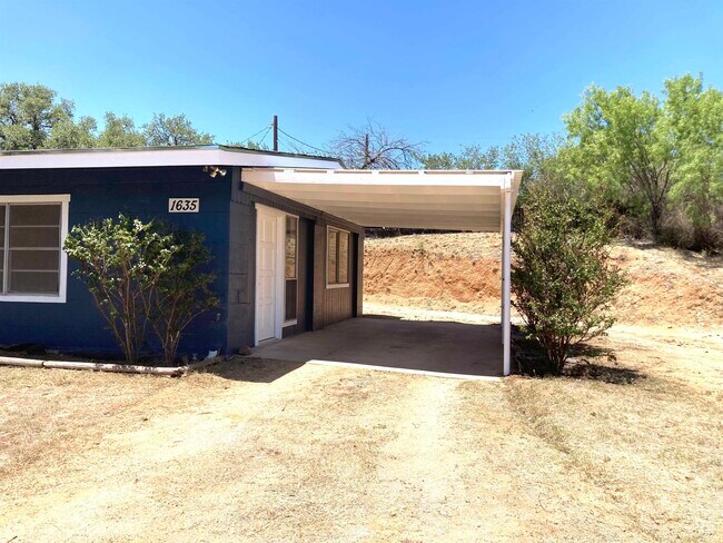Building Photo - 1635 River Oaks Dr