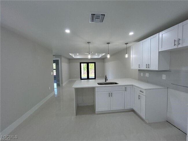 Foto del edificio - 405-407 Chalet Ave S