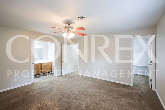 Building Photo - Spacious Four Bedroom w/Three Bathrooms