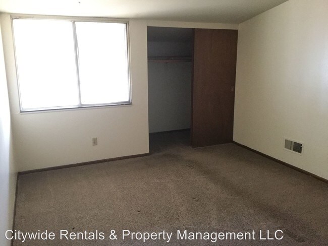 Building Photo - 3 br, 1.5 bath Apartment - 8911-B N. 95th St.