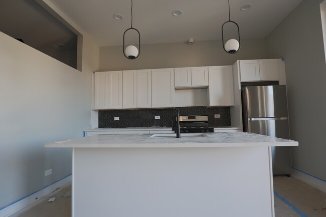 Chef's Kitchen - Open to Living Room - 911 S Miller St